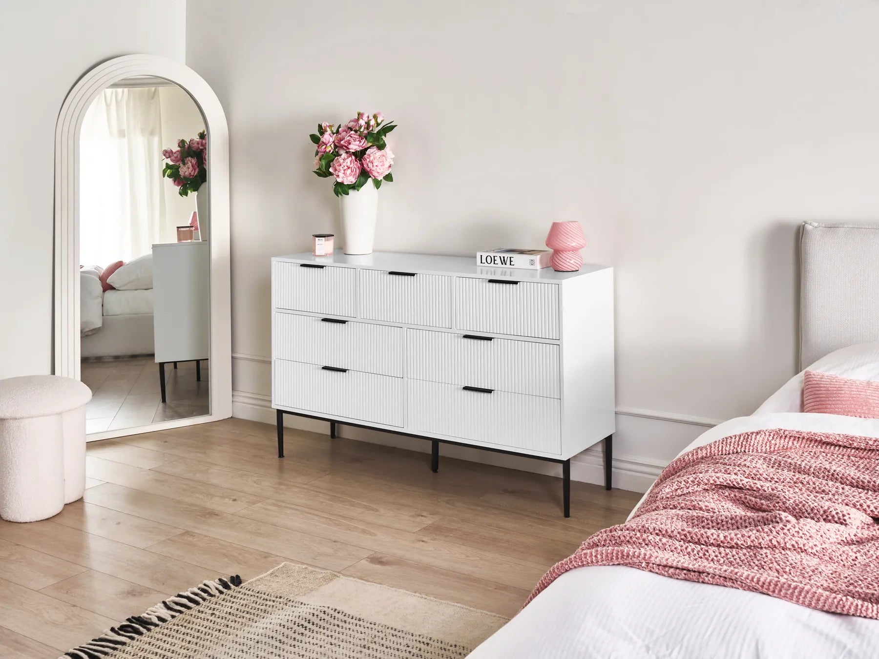 Modern LEDUC White 7-Drawer Chest with Ribbed Fronts, MDF Body and Metal Legs – Spacious Storage Sideboard for Living Room or Bedroom