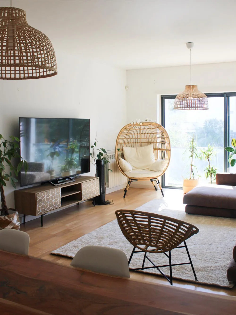 TORVI Light Brown TV Stand 160 cm – Media Unit with Shelves & Cabinets for TVs up to 70", MDF & Steel Legs