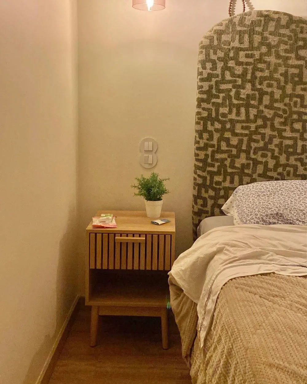 1 Drawer Bedside Table LYNWOOD Light Brown – Ribbed Drawer Nightstand with Open Shelf, MDF & Solid Wood Legs