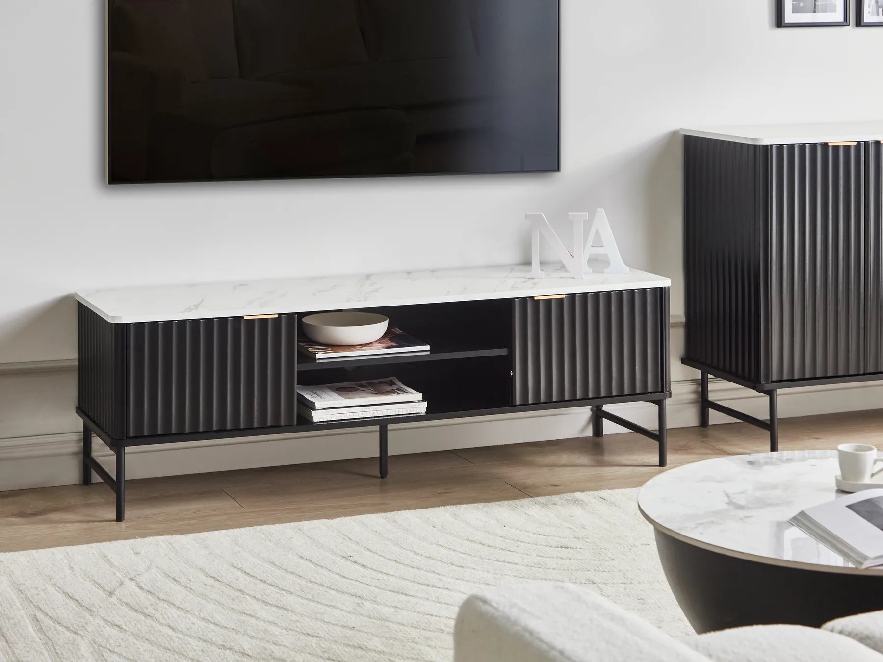 TV Stand GLASTONBURY Marble Effect Top Black – Modern TV Cabinet with Shelves & Cable Management (140 cm)